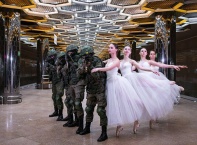 Войници от Росгвардия с нестандартна фотосесия... за 8-ми март