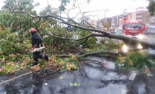 Бурята блокира три жени в димитровградско село