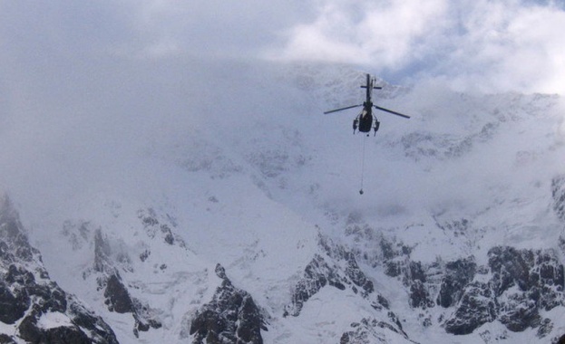 Трима души загинаха при падане на лавина в Алпите