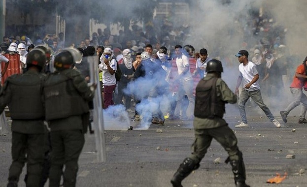 Най малко 26 души загинаха при сблъсъци между полицията и банди