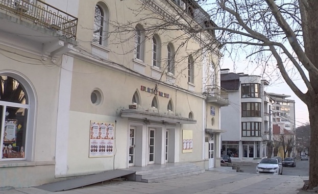 Теч от покрива и изгнила сцена в Куклен театър - Сливен