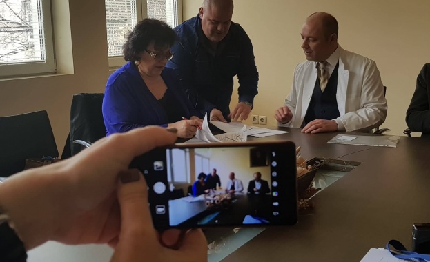Пирогов получи щедро дарение от принцеса Tеофана Аладжова фон Саксен. 