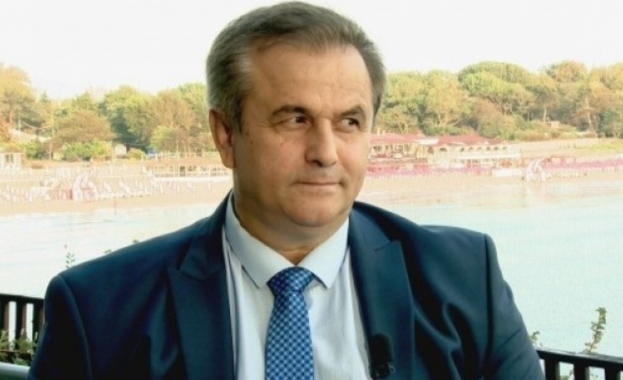 Отстраненият кмет на Созопол Панайот Рейзи влиза тайно в кабинета си