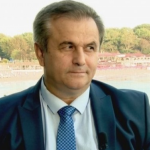 Отстраненият кмет на Созопол Панайот Рейзи влиза тайно в кабинета си