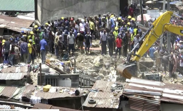 Рухнала сграда с училище затрупа над 100 души в Нигерия