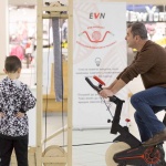 За Деня на потребителя ЕVN кани всеки да произведе уникален шал