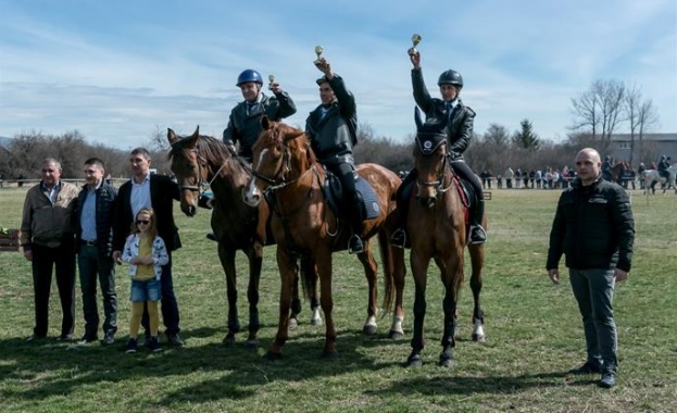 Конни полицаи от СДВР показаха майсторска езда на Тодоровден