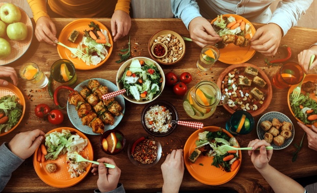 Хората се хранят често и по-малко, ако са в компания