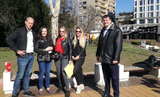 Млади социалисти организират подписка за повече места в детските градини в София 