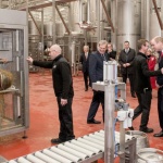 Принц Уилям показа завидни умения при наливането на бира 