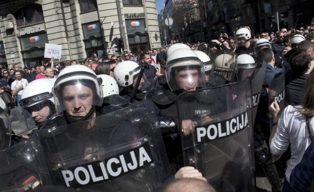 Демонстранти в Белград направиха жива верига около президентството
