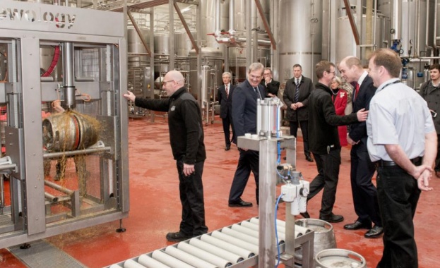 Принц Уилям показа завидни умения при наливането на бира 