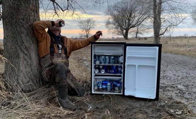 Американци откриха насред полето хладилник, зареден с бири