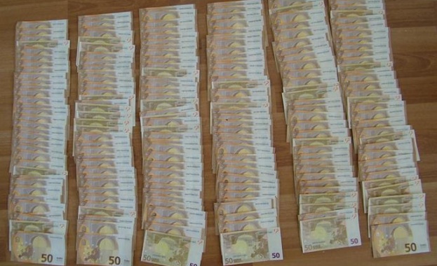 Гранични полицаи задържаха шофьор с 290 000 евро на ГКПП Калотина