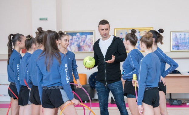 Димитър Бербатов засне благотворителна фотосесия  с ансамбъла по художествена гимнастика