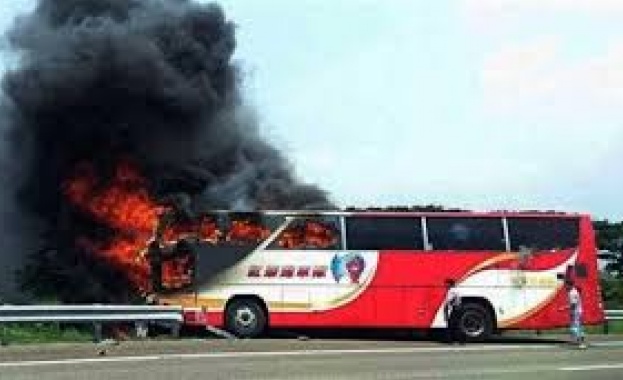 Автобус се запали в Китай, 26 души загинаха (ВИДЕО)