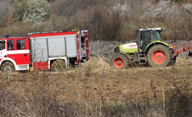 Пожар горя край пътя за Рилски манастир, трактор вади закъсала пожарна