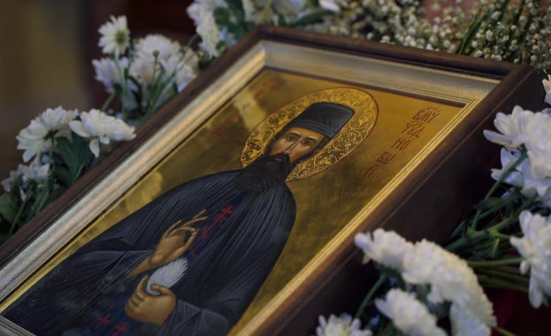 Иконата с мощите на св.Ефрем Нови Чудотворец в Козлодуй и Ботевград.