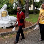 Моралисти покриха гърдите на голи русалки в атракционен парк 