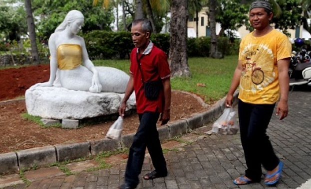 Моралисти покриха гърдите на голи русалки в атракционен парк 