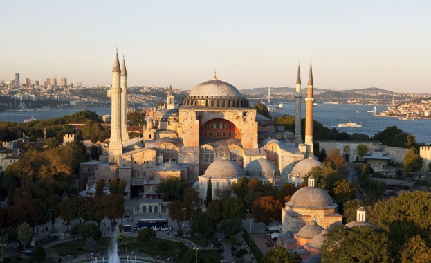 Съдебно решение проправя път за превръщане на храма "Света София" в Истанбул в джамия