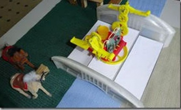 Роботът „Голямата стъпка“ играе с деца