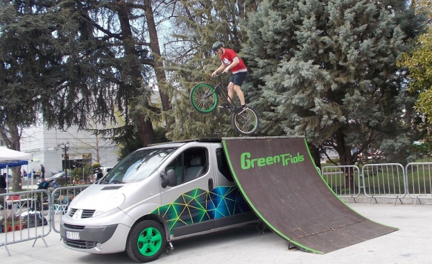 Летящи каскади с велосипеди смаяха гостите на „Природа, Лов, Риболов"