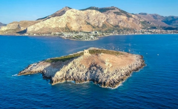 Продава се малък сицилиански остров (снимки)
