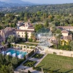 Съд разпореди на милионер да събори имението си за 64 млн. долара 