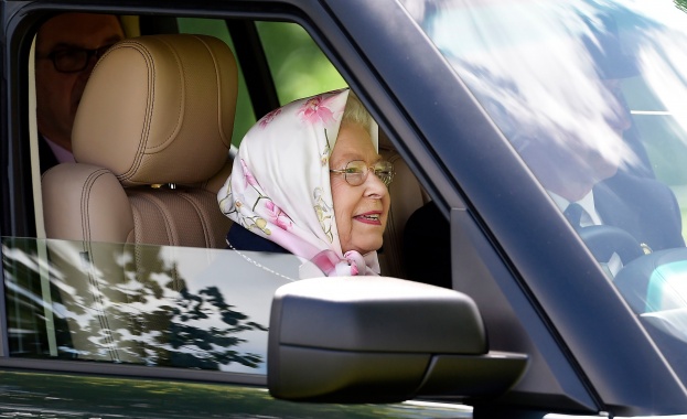 Елизабет II: Няма да се оттегля дори на 95 