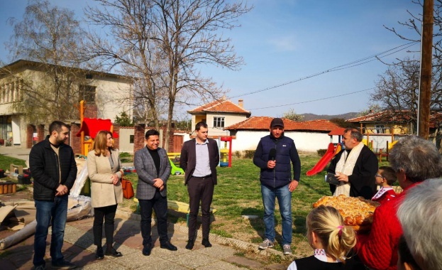 Нова детска площадка подари областния лидер на БСП Пловдив на малчуганите в Красново