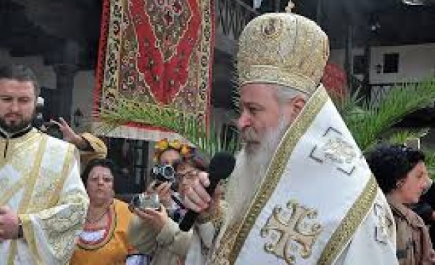 Епископ Сионий получава жезъла на Бачковския манастир
