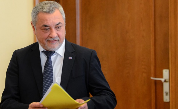 Валери Симеонов и народни представители от НФСБ внесоха тази сутрин