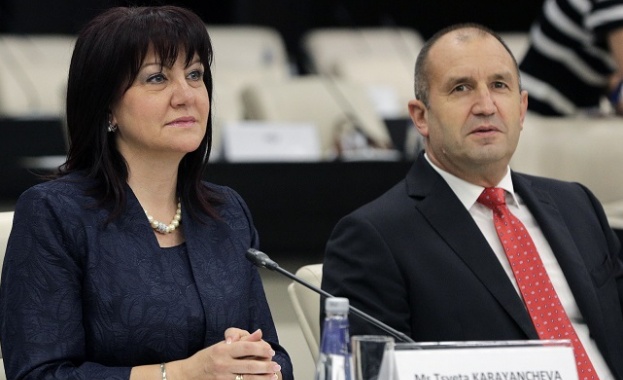 Радев и Караянчева присъстват на открито заседание на КС в Търново