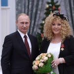 Владимир Путин връчи Орден за заслуги към Отечеството на Алла Пугачова 
