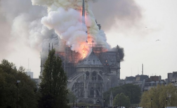 Пожар избухна в прочутата катедрала Нотр Дам в Париж (ВИДЕО)