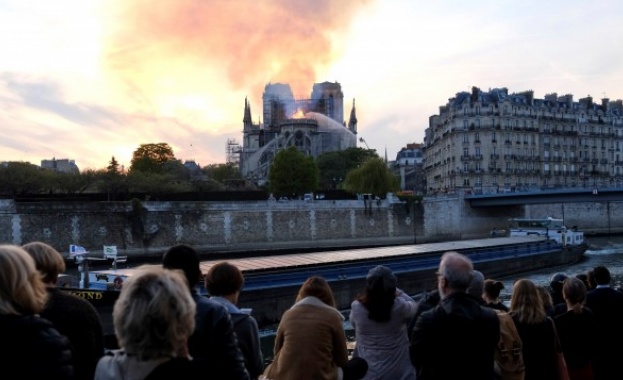 Кметът на Париж: Като по чудо олтарът и кръстът в Нотр Дам са спасени 