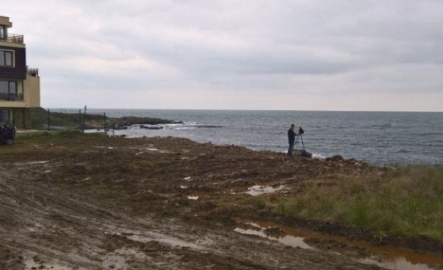 Тонове камъни и пръст бяха изсипани незаконно  край Черноморец