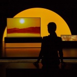 Навиващият се OLED телевизор на LG - смела арт инсталация, показана на  Седмицата на дизайна в Милано