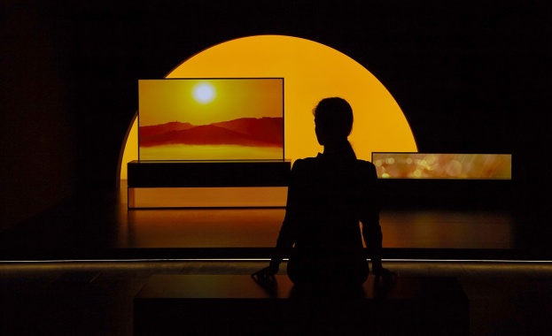 Навиващият се OLED телевизор на LG - смела арт инсталация, показана на  Седмицата на дизайна в Милано