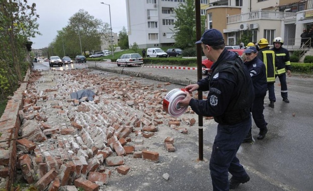 Ограда на бивше военно поделение се срути в Хасково и уби човек