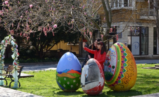 Пловдивски ученици изрисуваха гигантски Великденски яйца пред общината 