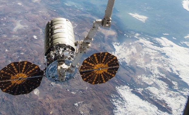Товарният космически кораб на компанията "Спейс Екс" се скачи с МКС