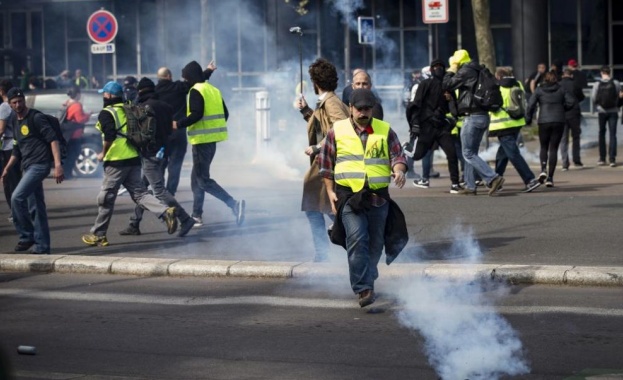 Над 120 арестувани след поредната демонстрация на „жълтите жилетки“ в Париж 