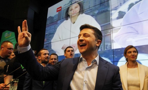 Световните лидери поздравиха комика Зеленски за победата му в Украйна 