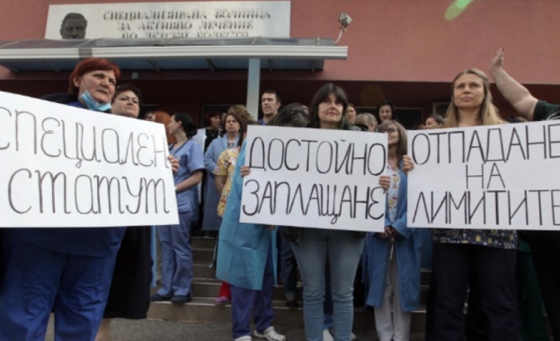 Специалисти по детски болести отново протестират в София 