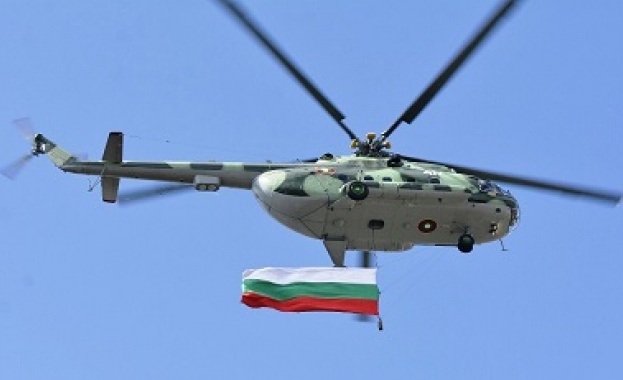 Вертолети и самолети от състава на ВВС по повод 6 май