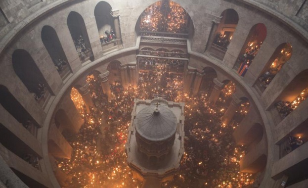 В Йерусалим в църквата Възнесение Христово слезе Благодатния огън, което