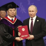 Си Цзинпин удостои с почетно научно звание  Путин