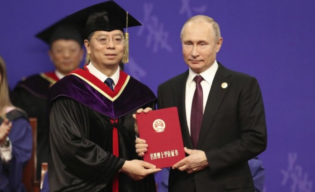Си Цзинпин удостои с почетно научно звание  Путин